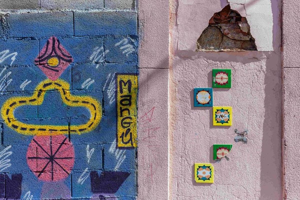 zid z grafiti in slikami