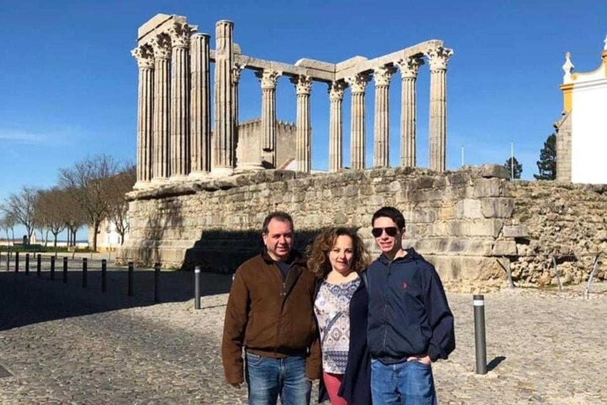 un gruppo di tre persone in piedi davanti a un tempio