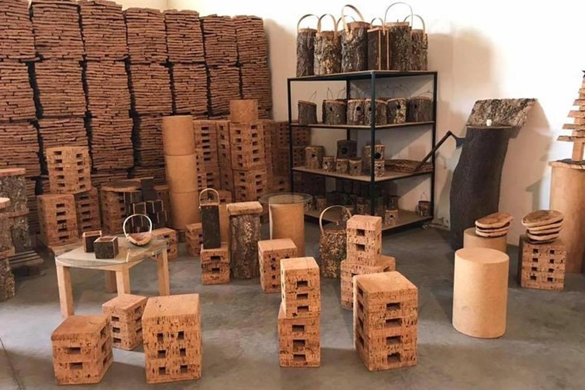 una stanza con un mucchio di edifici in legno