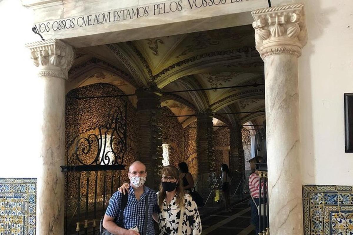 un uomo e una donna che indossano maschere in piedi davanti a un edificio