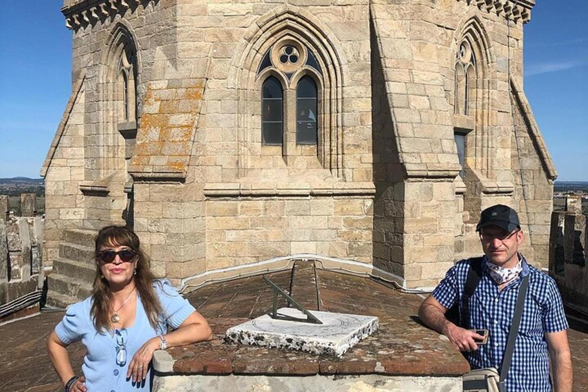 Un hombre y una mujer de pie frente a un edificio.