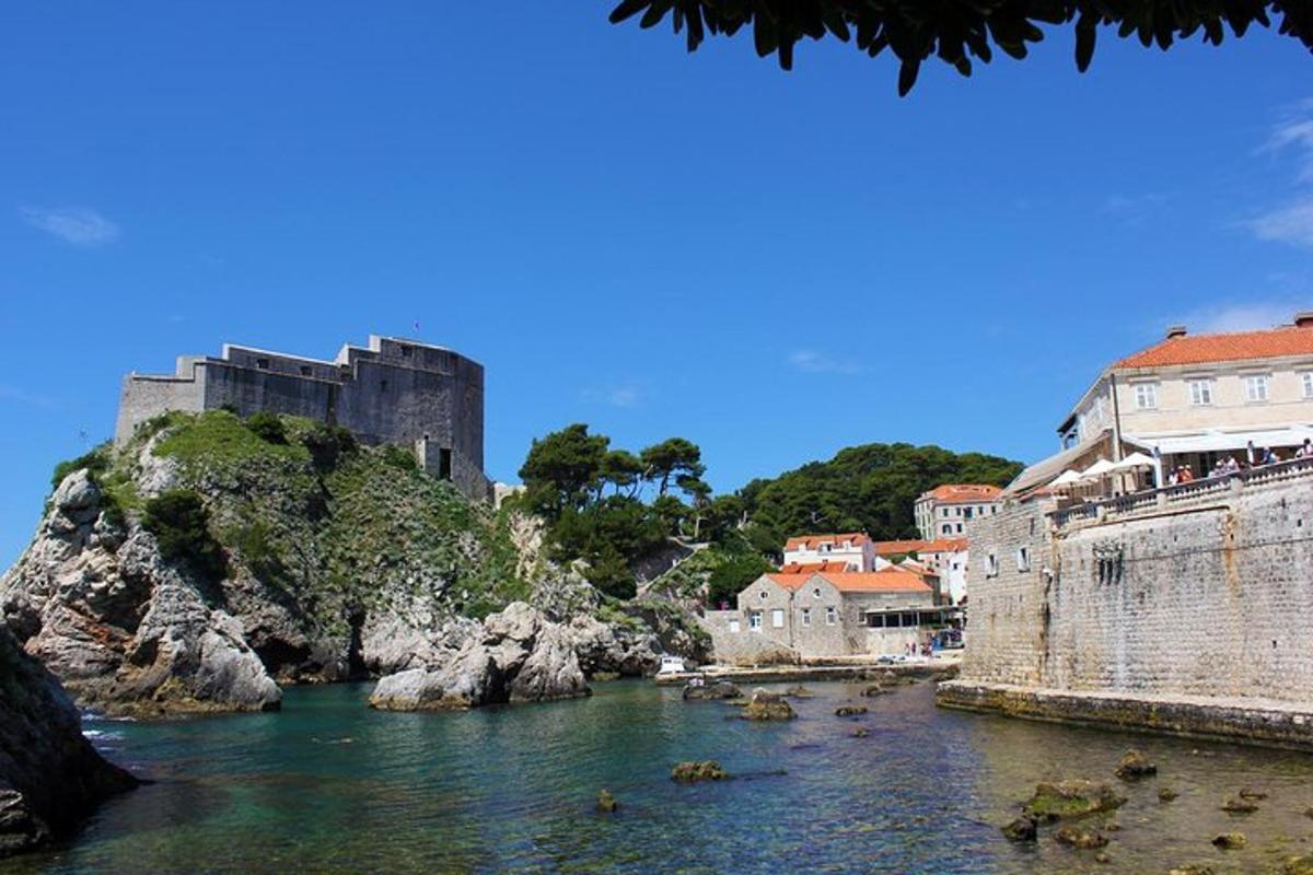 un râu cu un castel pe vârful unui munte