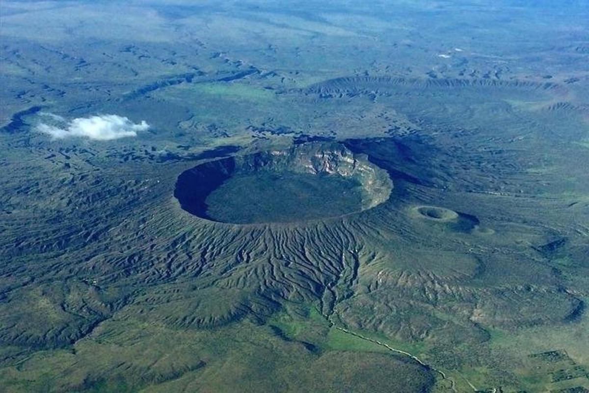 una vista aérea de un cráter en un campo