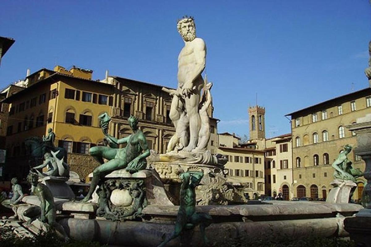 una statua di un uomo seduto in cima a una fontana