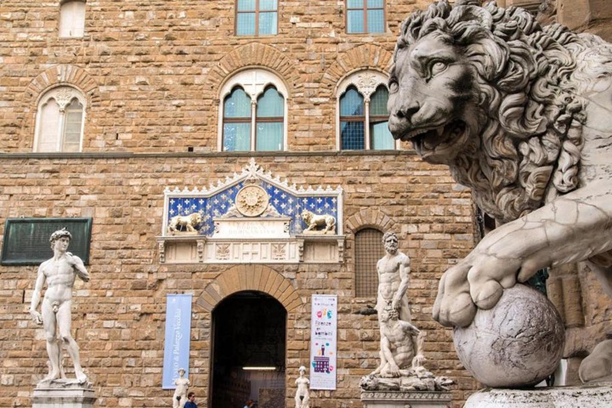 una statua di un leone di pietra davanti a un edificio in mattoni