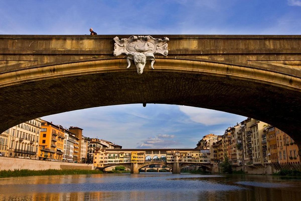 un ponte sopra un fiume con una persona in piedi su di esso