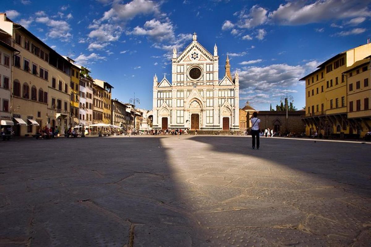 una persona in piedi davanti a una grande chiesa