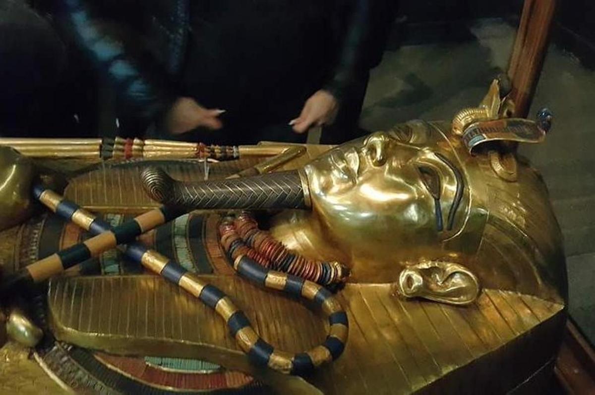 一尊手持魔杖的金狗金像