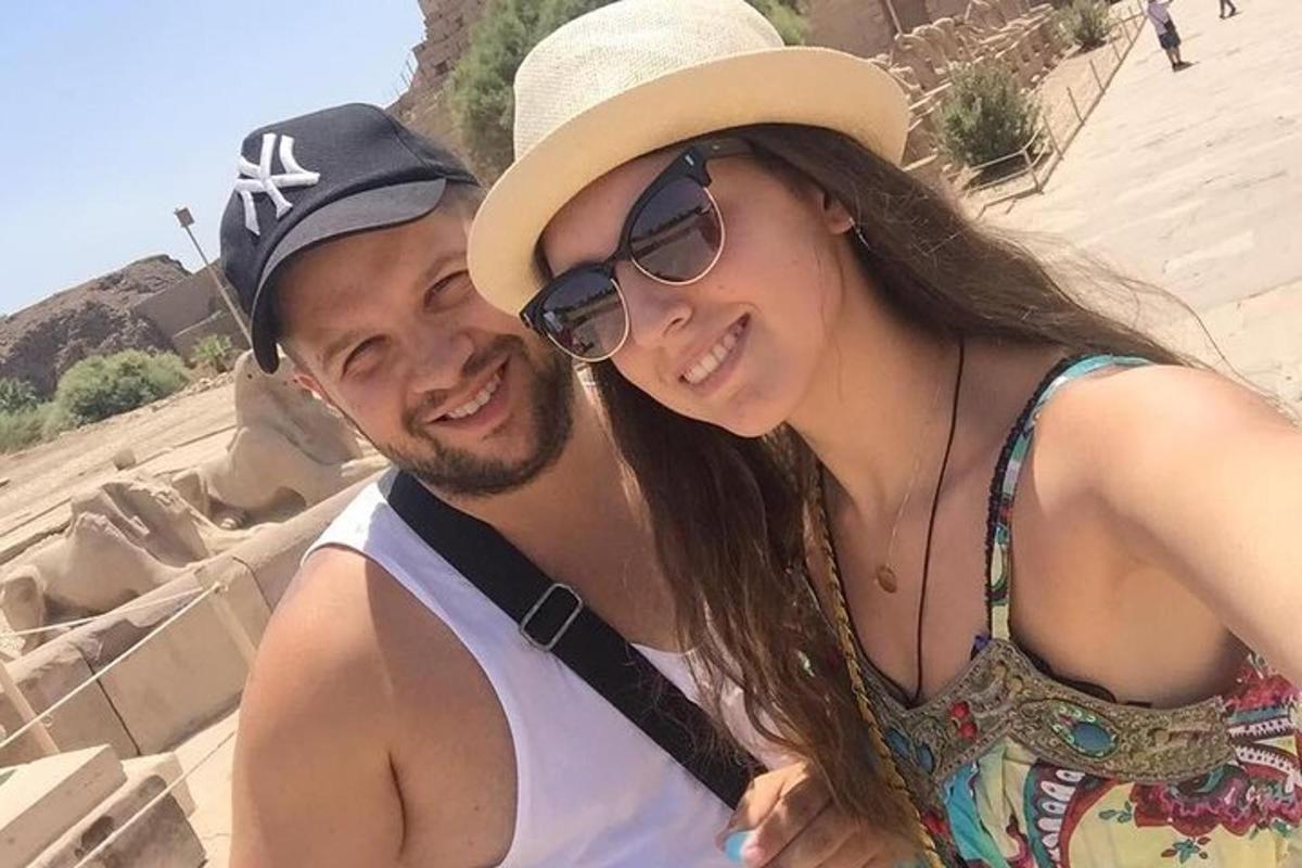 mężczyzna i kobieta pozujący do zdjęcia na plaży