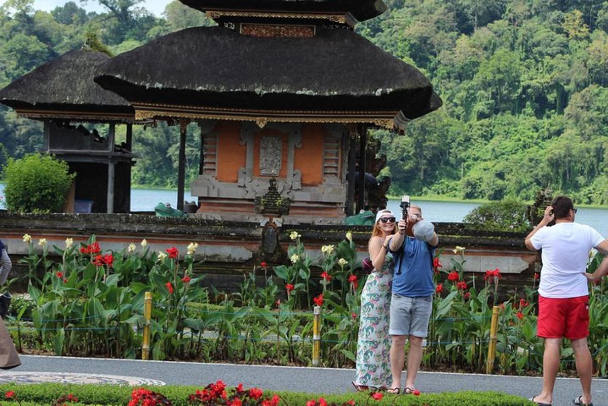 skupina lidí fotografujících malou budovu