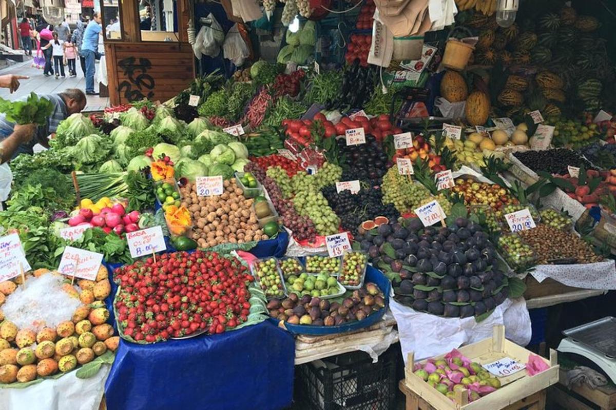 trh s nabídkou rozmanitého ovoce a zeleniny