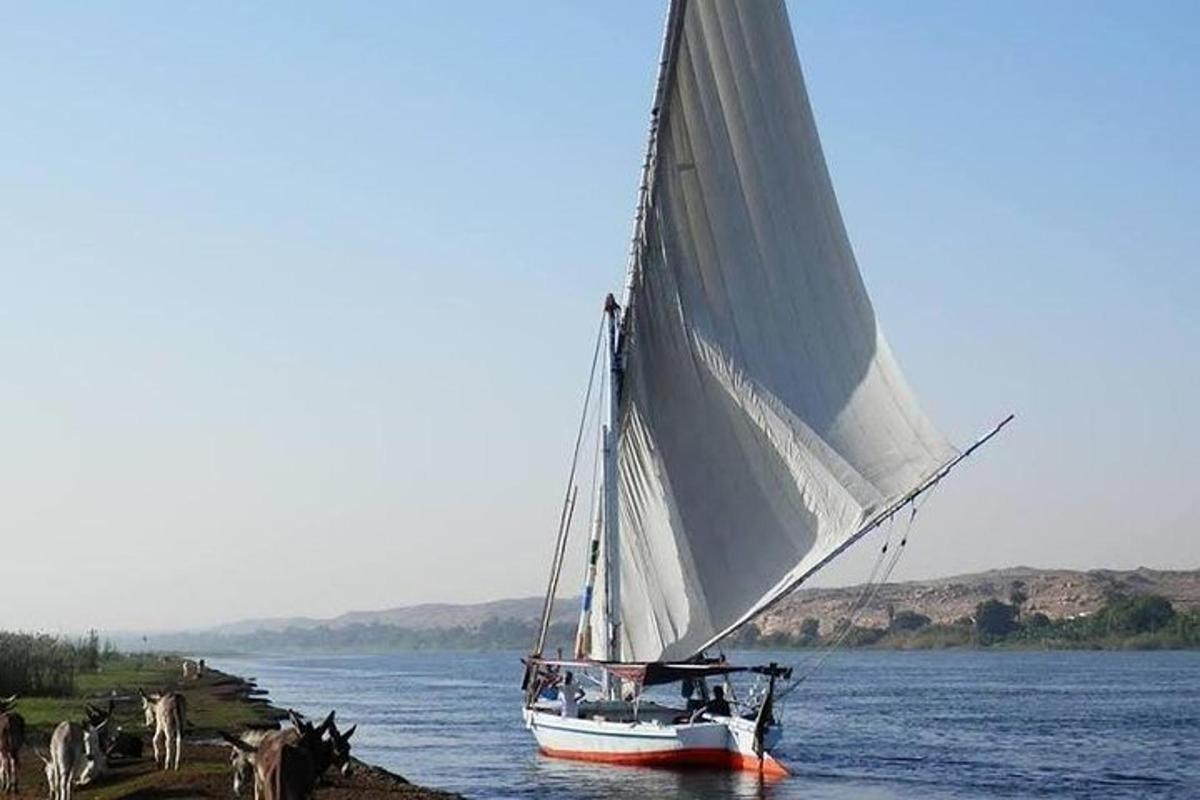 um barco à vela na água de um rio