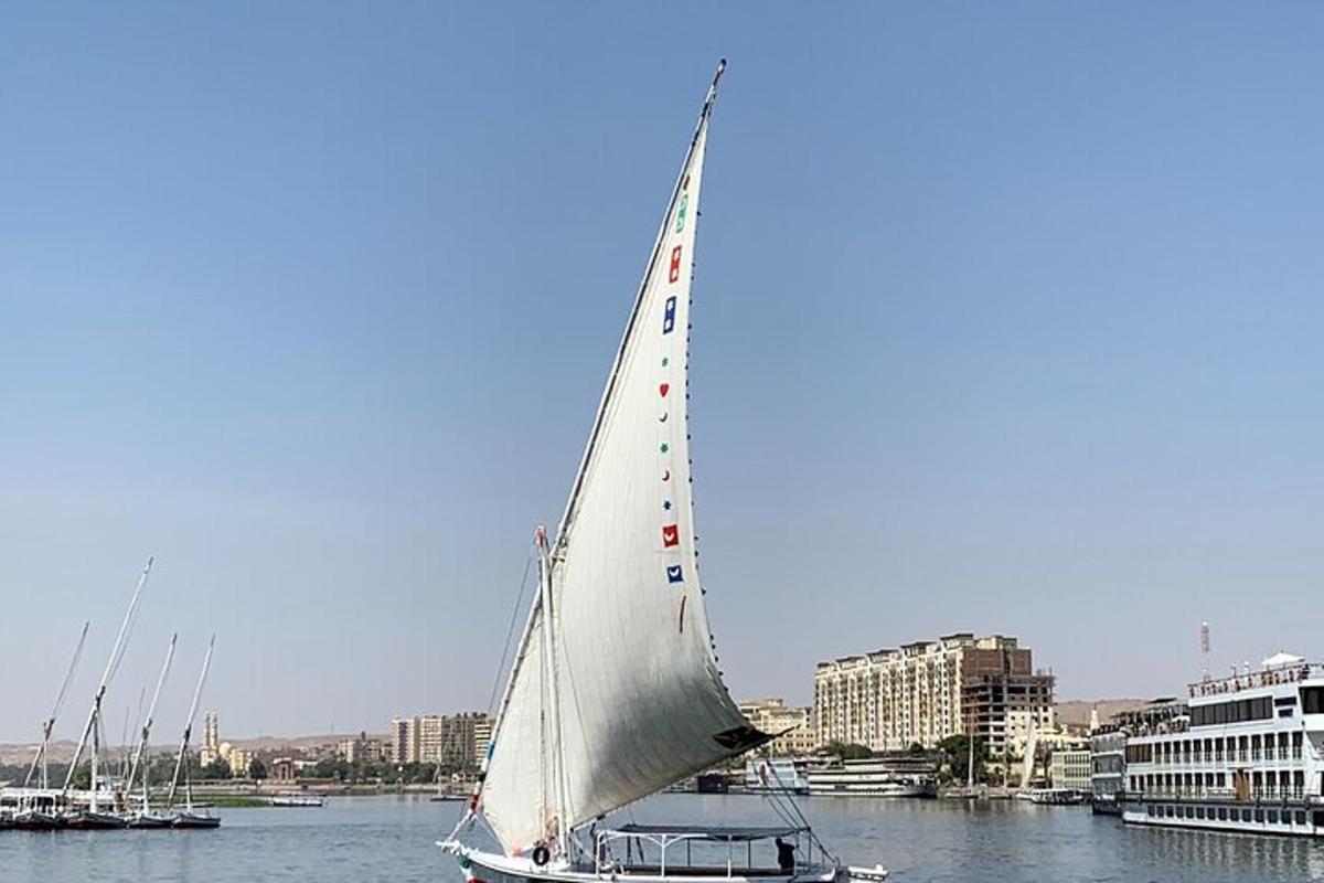 um barco à vela na água em um porto