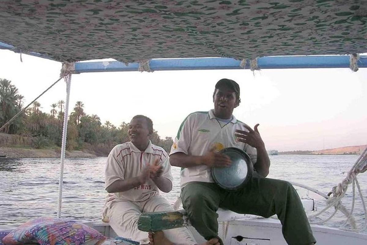 twee mannen zitten op een boot in het water