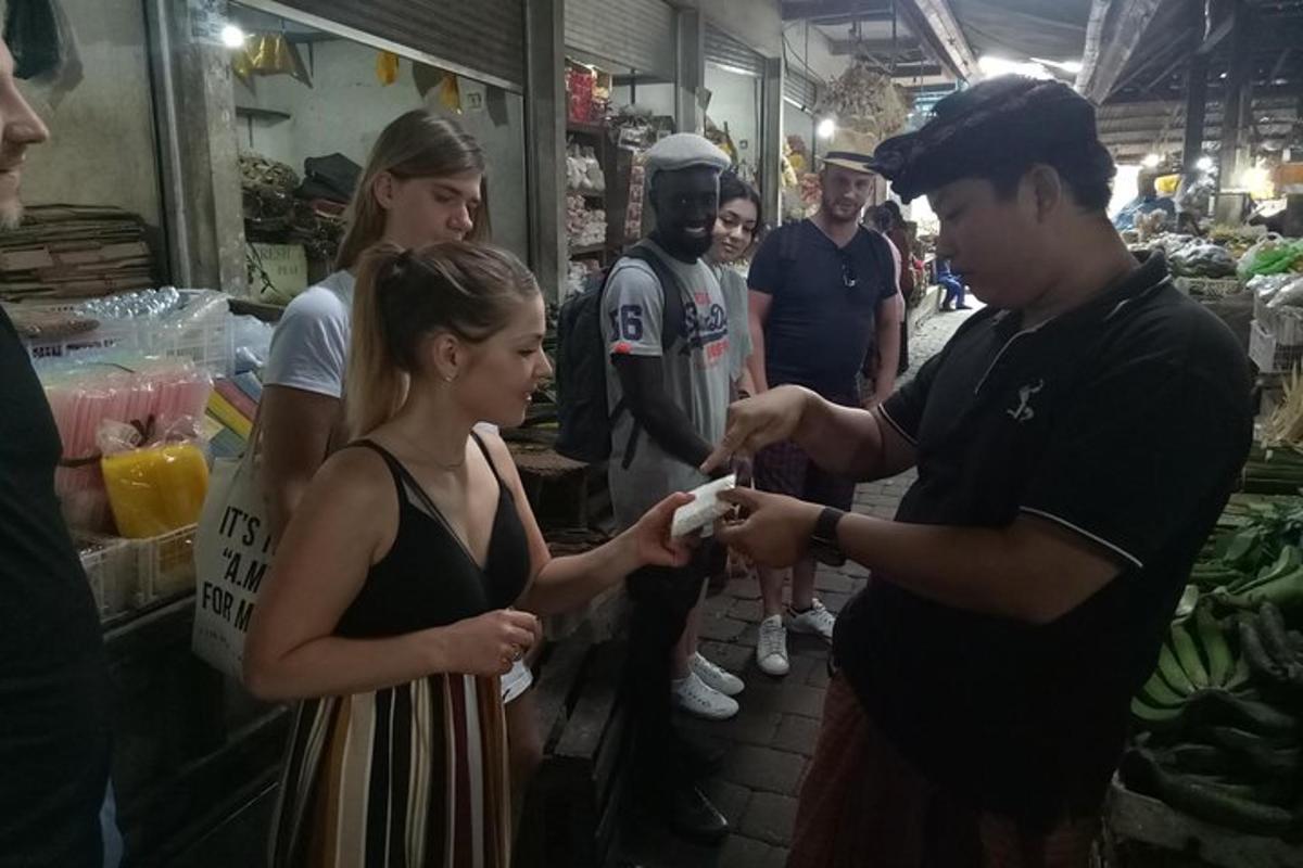 un gruppo di persone in piedi in un mercato