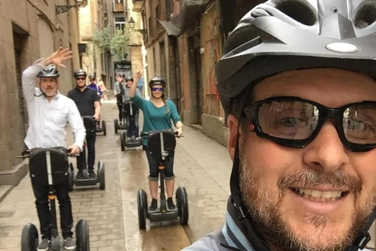 skupina lidí jedoucích na segwayích po ulici