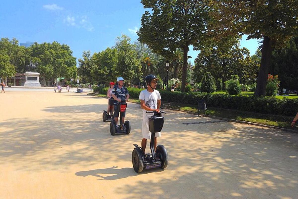 Dvě děti jezdí na segwayích v parku