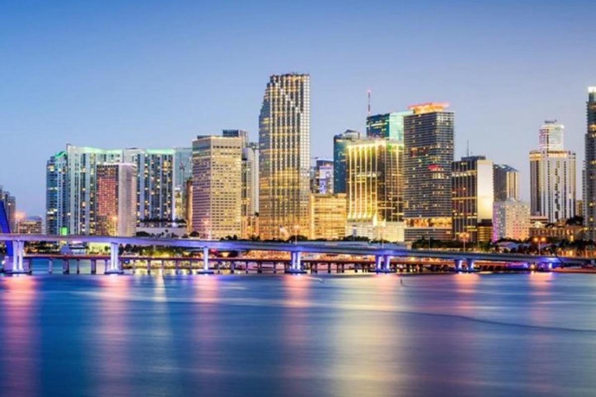 eine Skyline einer Stadt mit einer Brücke über dem Wasser