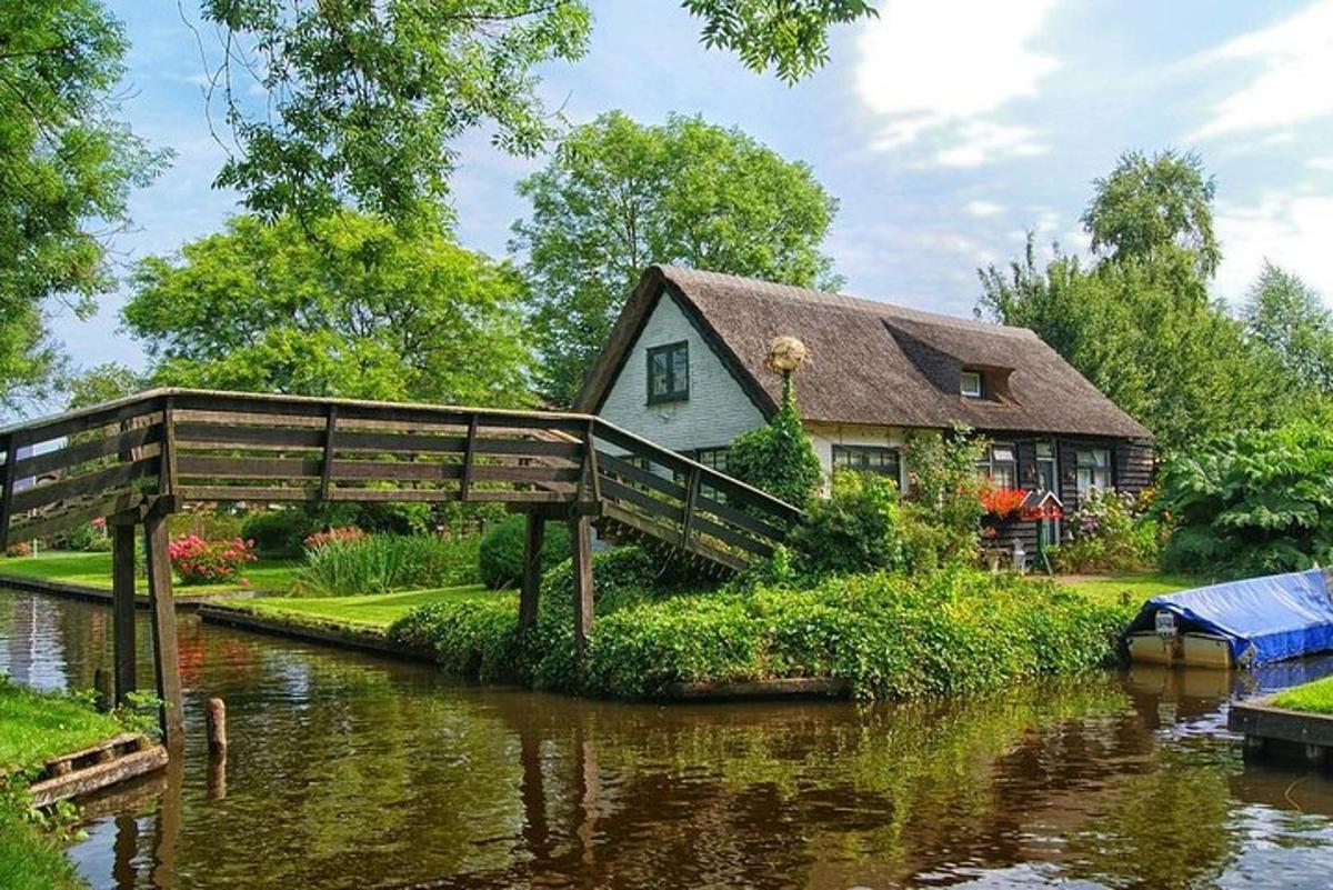most přes řeku před domem