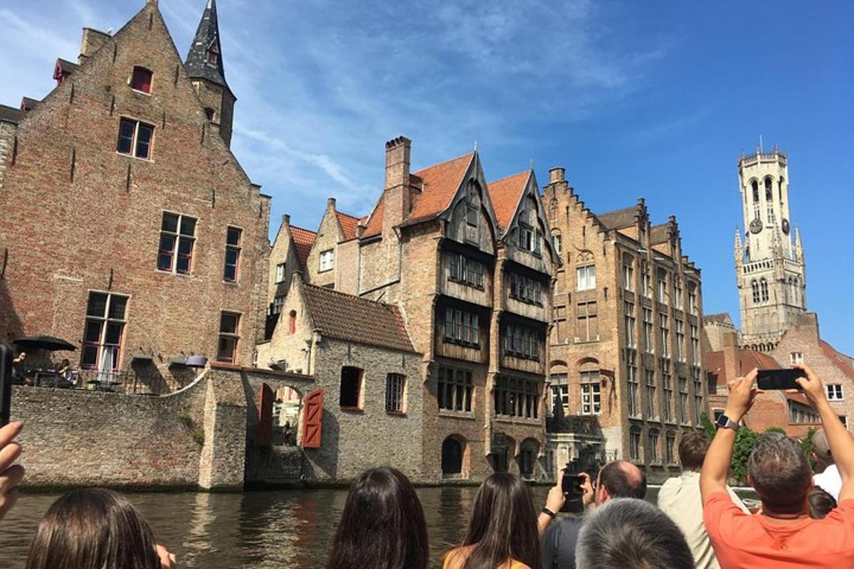 un gruppo di persone che scatta foto di un gruppo di edifici