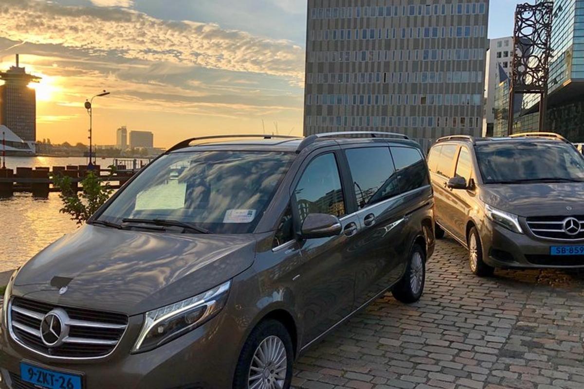 due auto parcheggiate una accanto all'altra su una strada