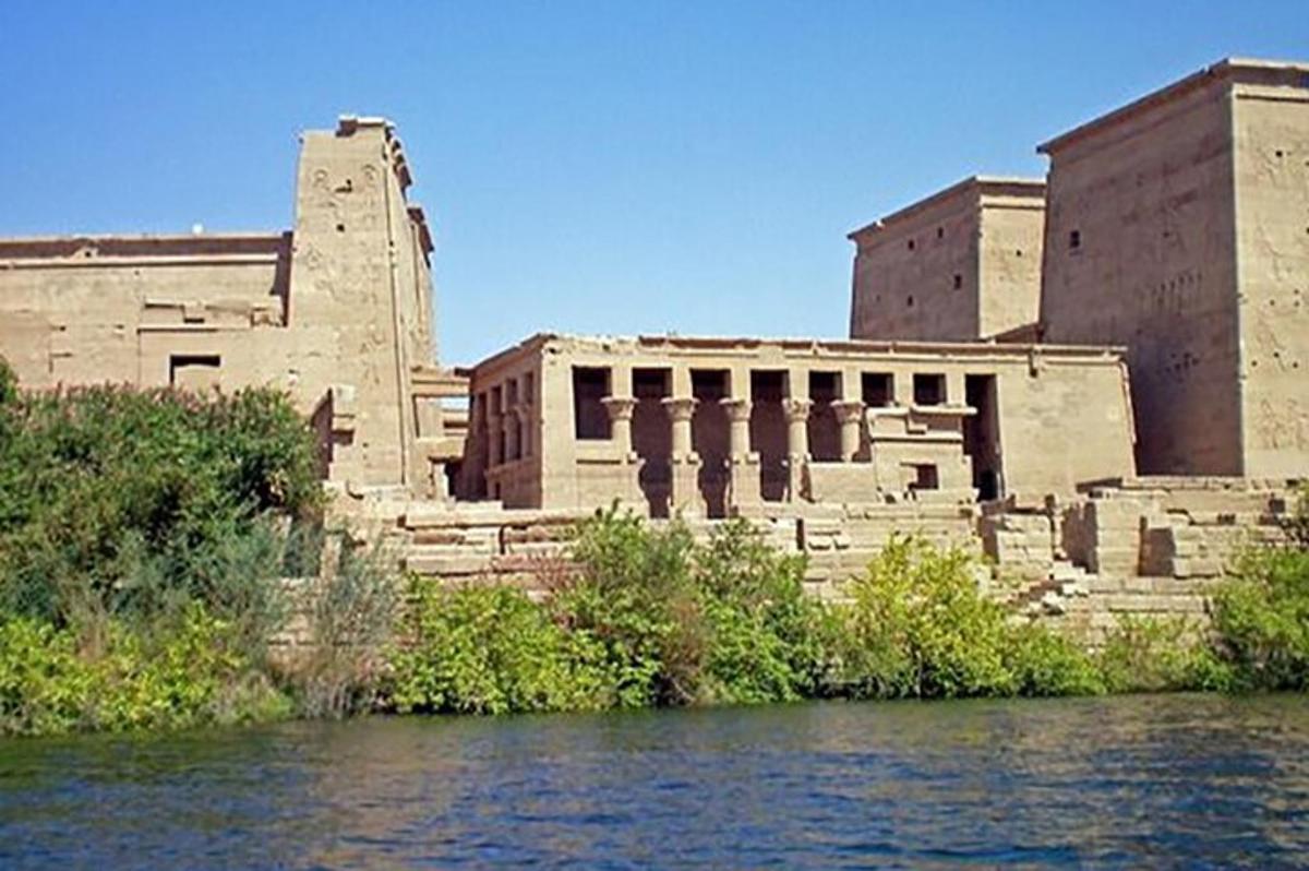 стара зграда поред водене површине