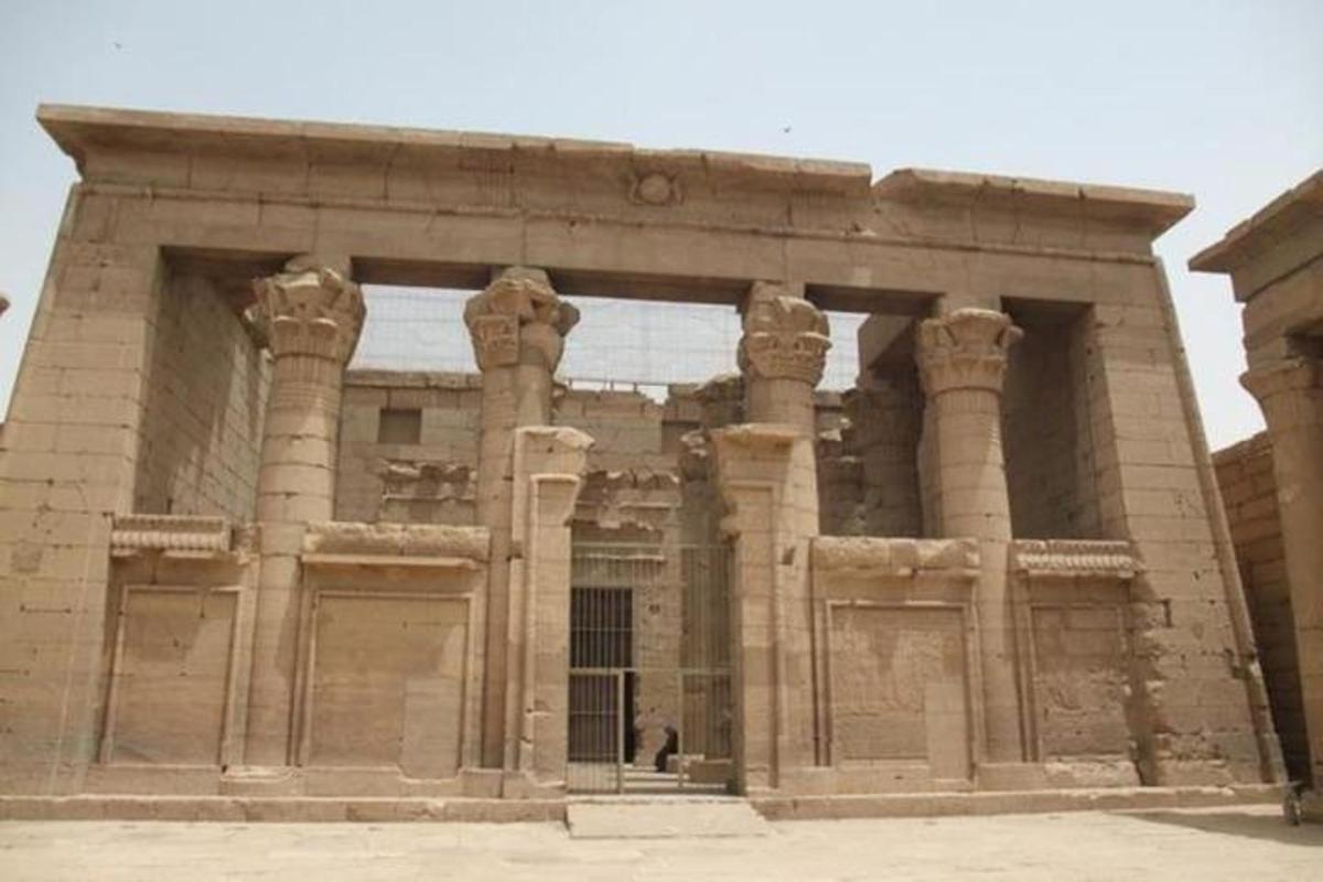 un gran edifici de pedra amb columnes a la façana