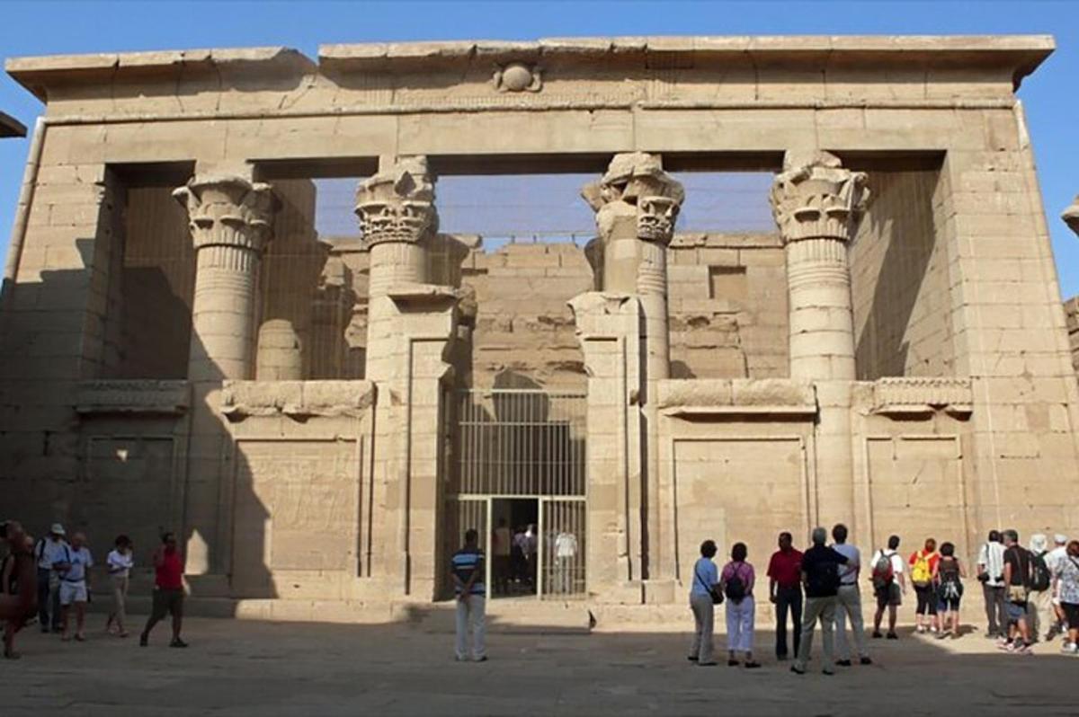 un grup de persones dempeus davant d'un edifici