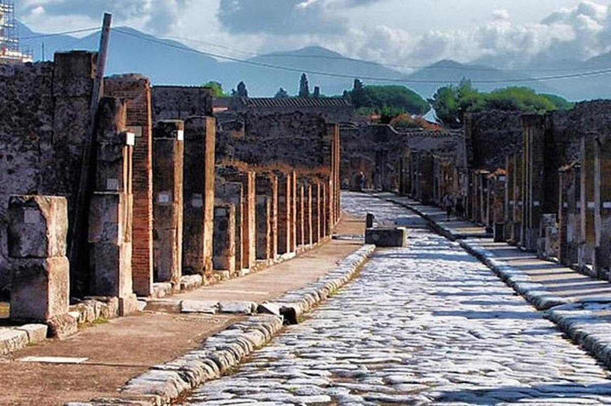 ένας δρόμος στα ερείπια μιας πόλης