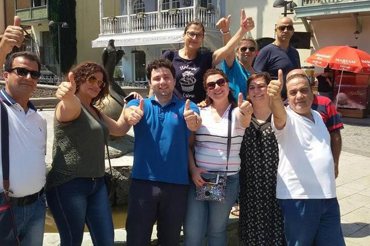 um grupo de pessoas fazendo sinal de positivo