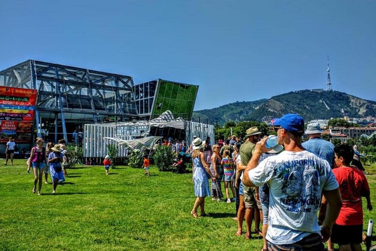 um grupo de pessoas paradas em um campo