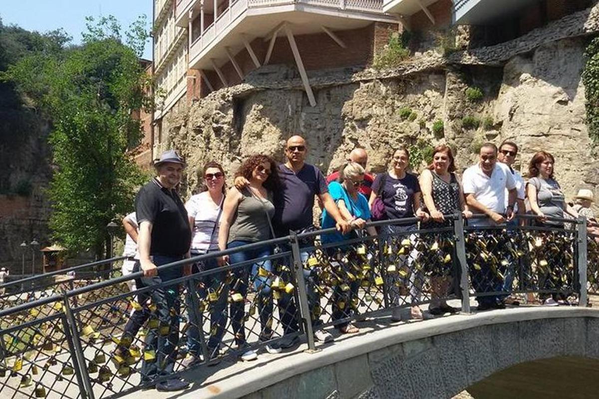 un grup de oameni care stau pe un pod