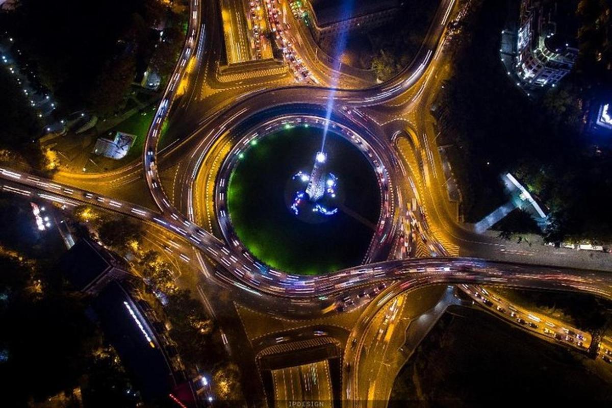 una vista dall'alto di un incrocio cittadino di notte