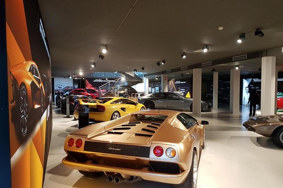 autosalon s vystavenými několika vozy
