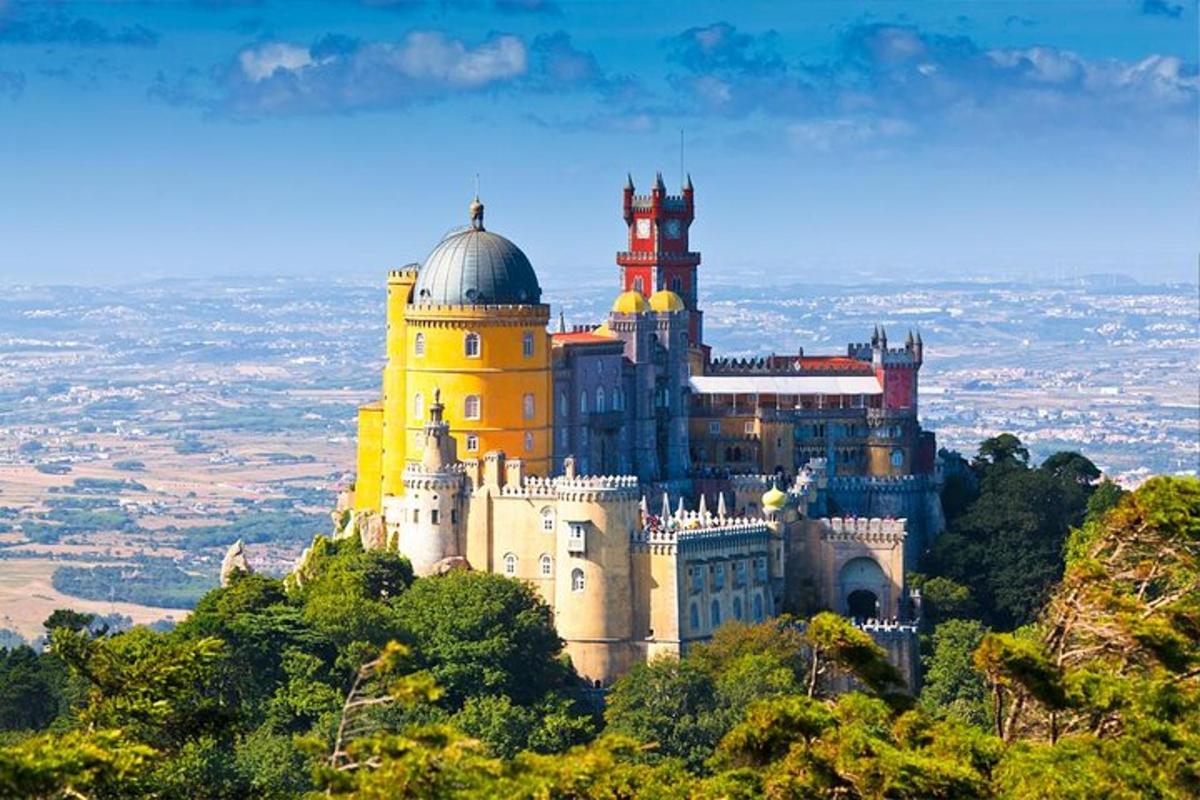 um castelo situado no topo de uma montanha