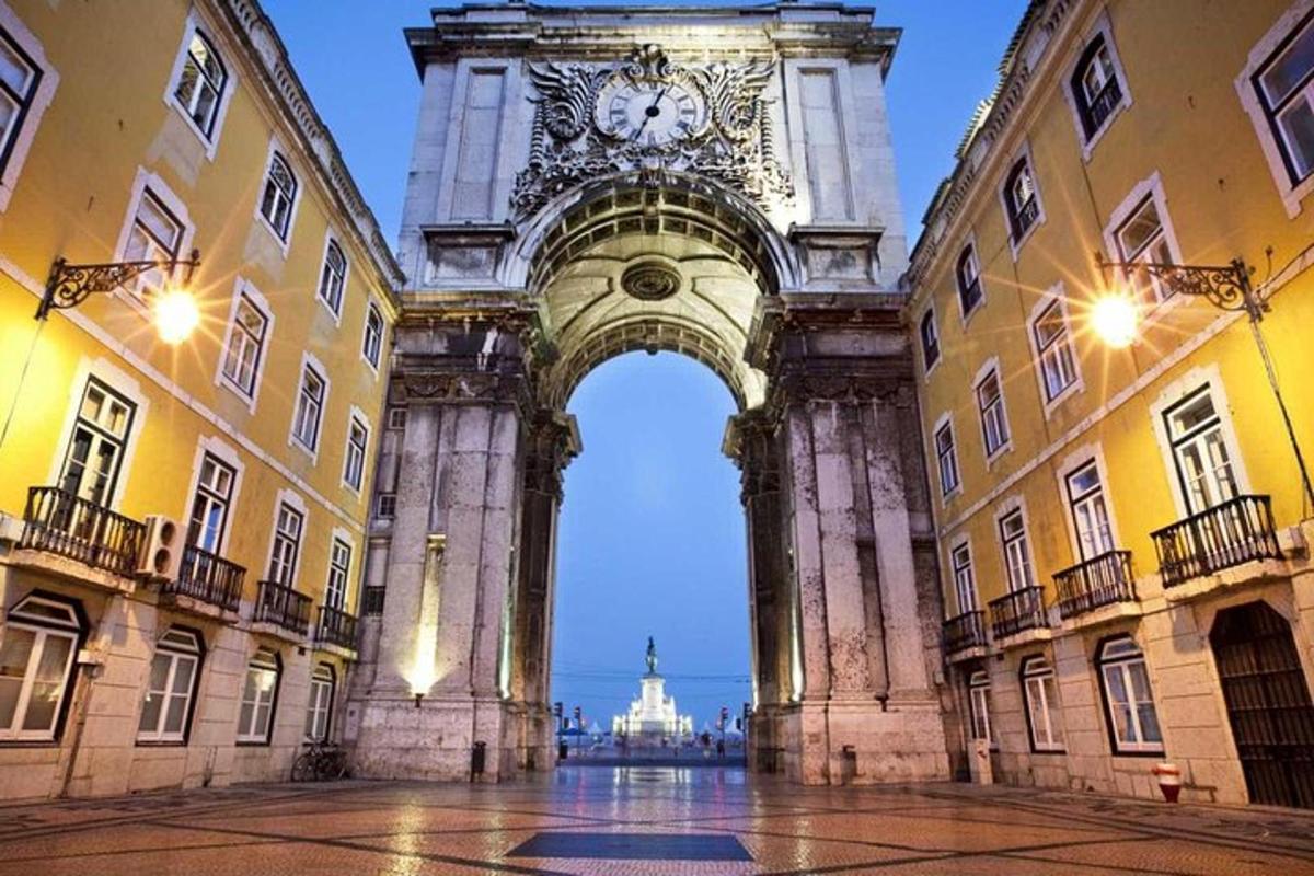 Un edificio con un arco con un reloj encima.