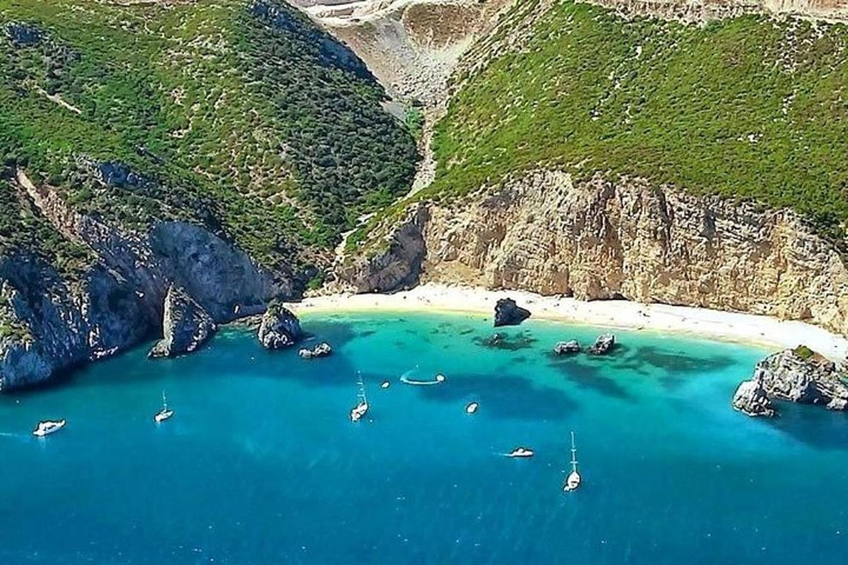 Una vista aérea de una playa con barcos en el agua.