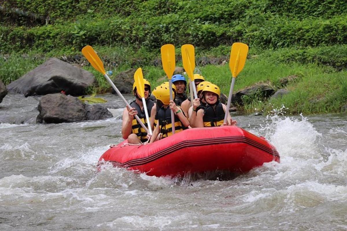 un gruppo di persone su una zattera in un fiume