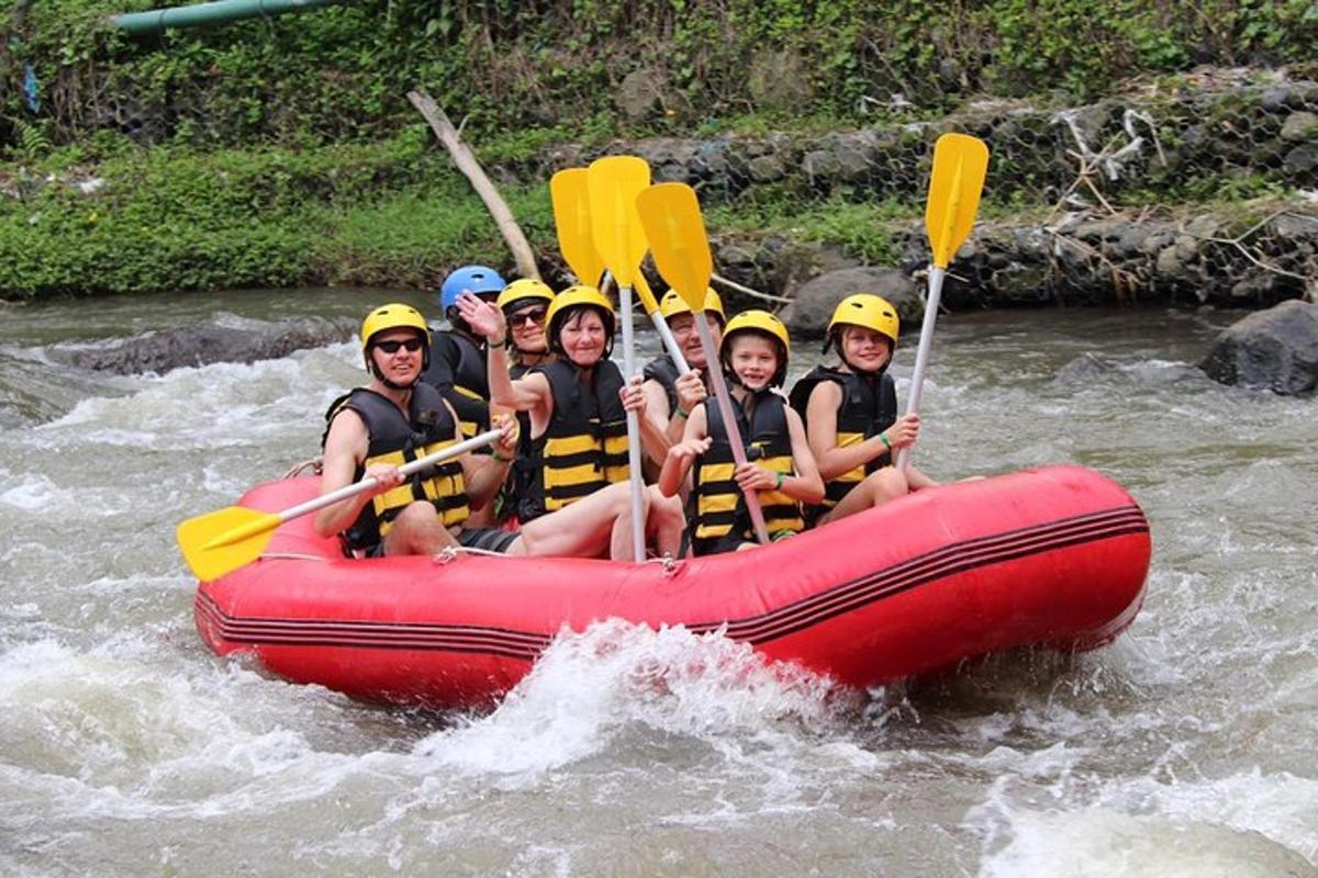 un gruppo di persone su una zattera su un fiume