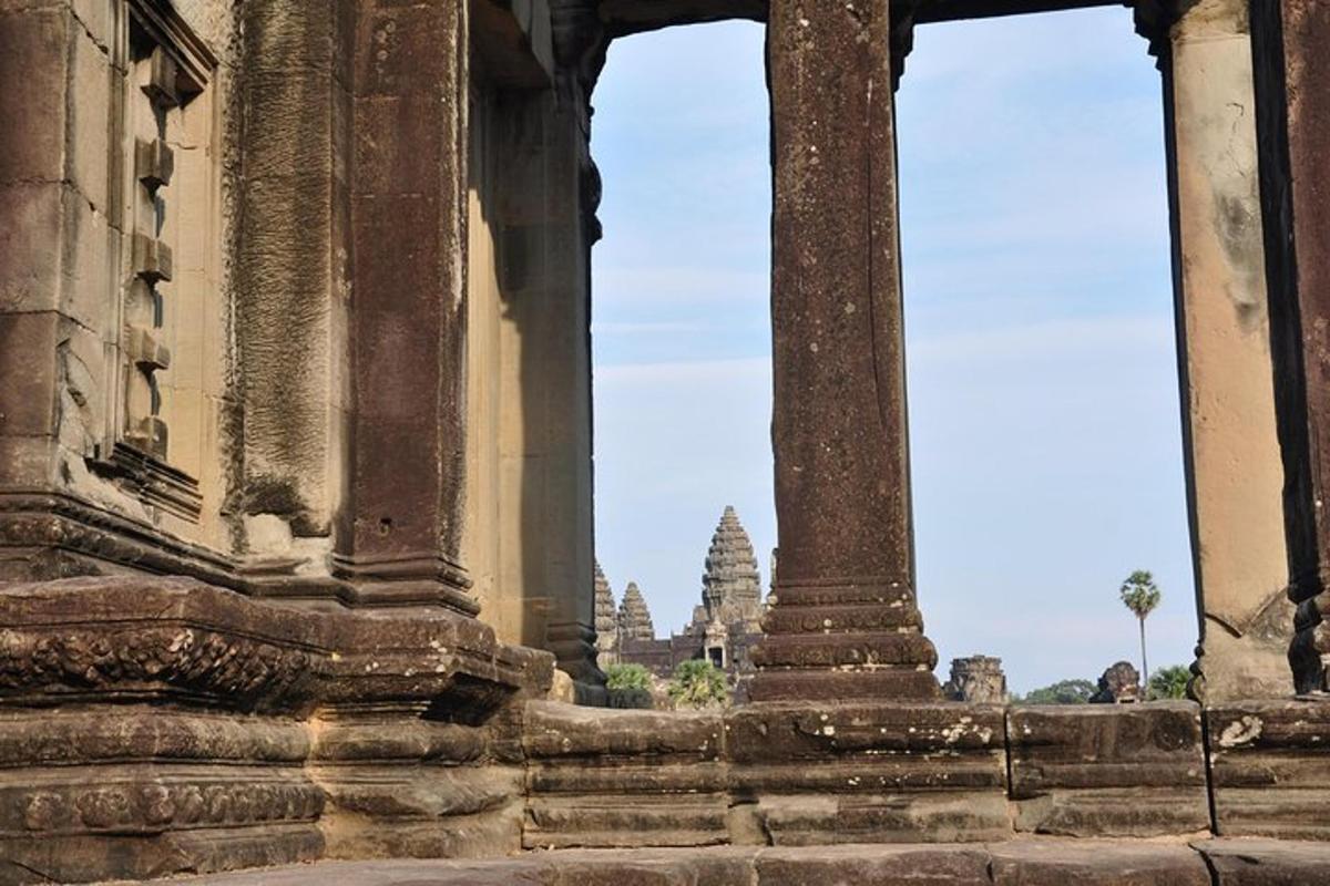 Un edificio antiguo con vistas a un templo.