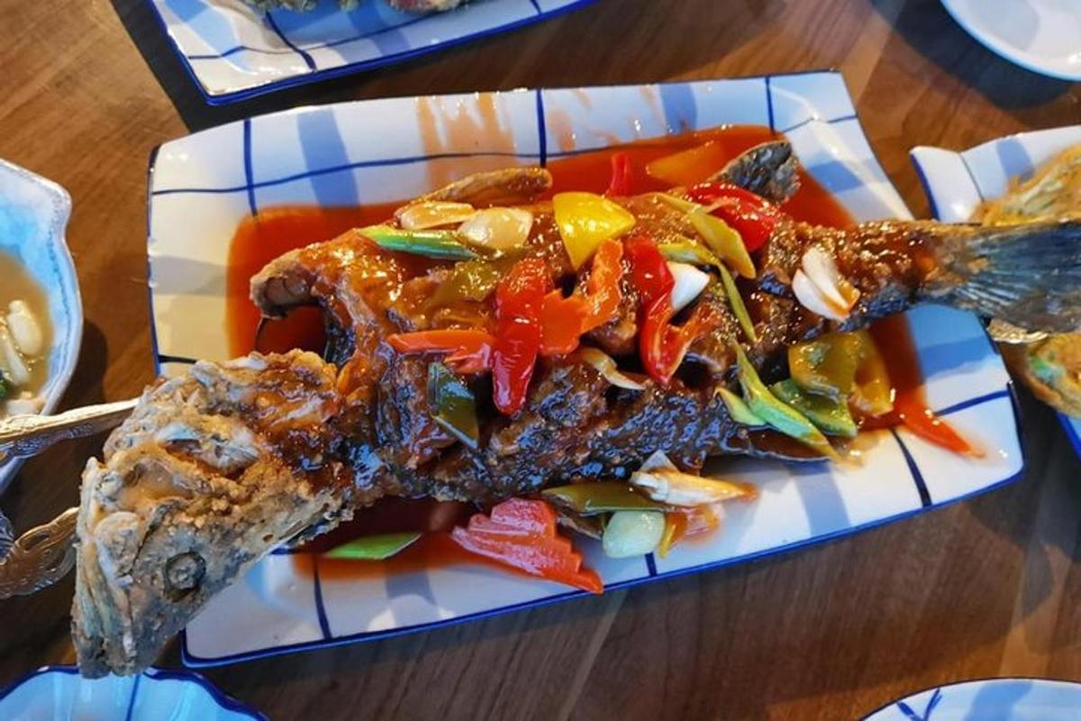 laual taldrik toitu kala ja köögiviljadega