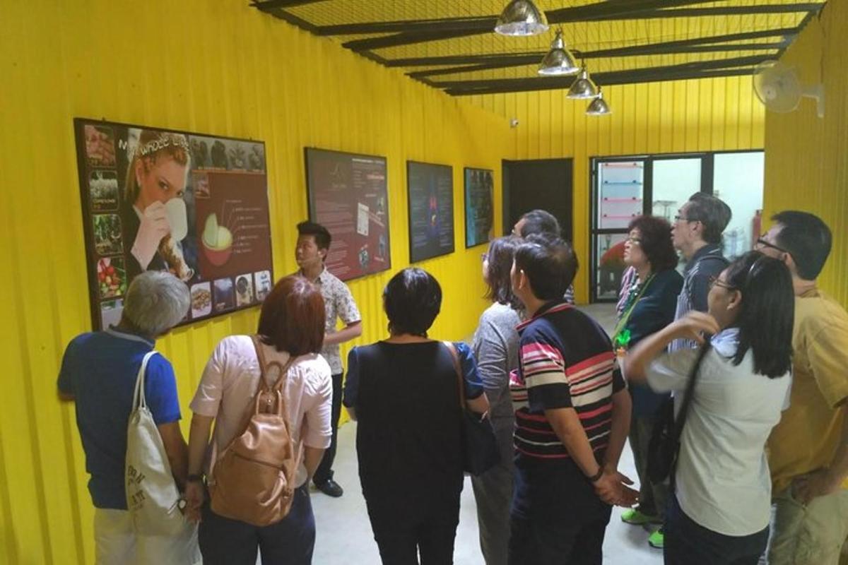 một nhóm người đang đứng trong một căn phòng màu vàng