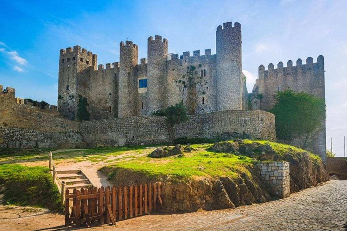un castello situato in cima a una collina erbosa