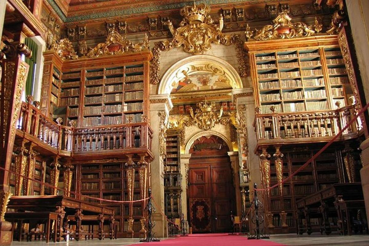 eine große Bibliothek mit einer Tür und vielen Büchern