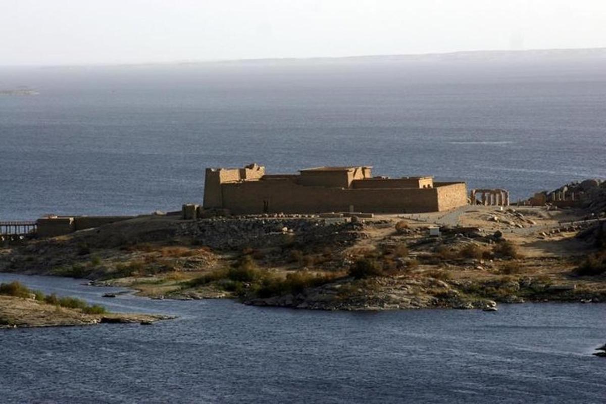 un edificio su un'isola nell'acqua
