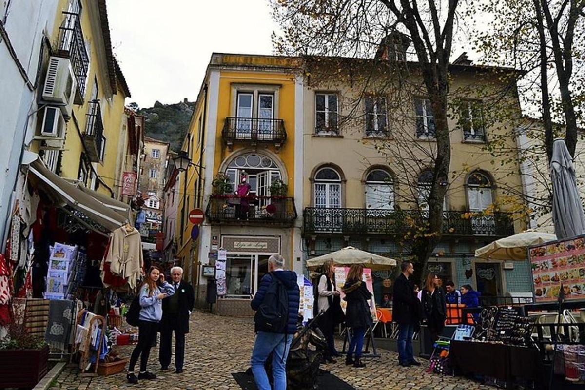 um grupo de pessoas paradas em uma rua com um prédio