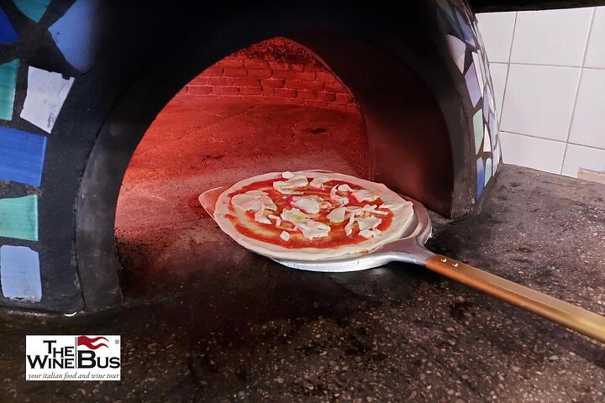 μια πίτσα ψήνεται σε φούρνο πίτσας
