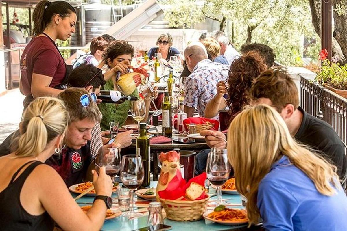 un gruppo di persone sedute a un tavolo che mangiano cibo
