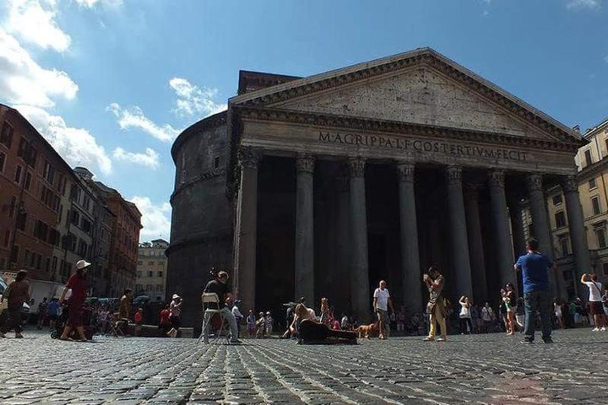 un gruppo di persone in piedi davanti a un edificio