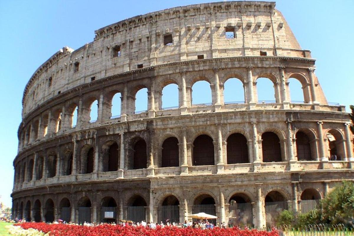 un grande edificio con persone in piedi di fronte